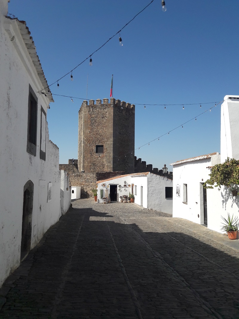 El centro histórico de Monsaraz se debe visitar sin prisa, caminando entre sus callejuelas