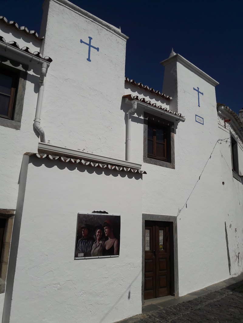 La mayoría de las casas están construidas con cal y pizarra en una bellísima sucesión llena de armonía