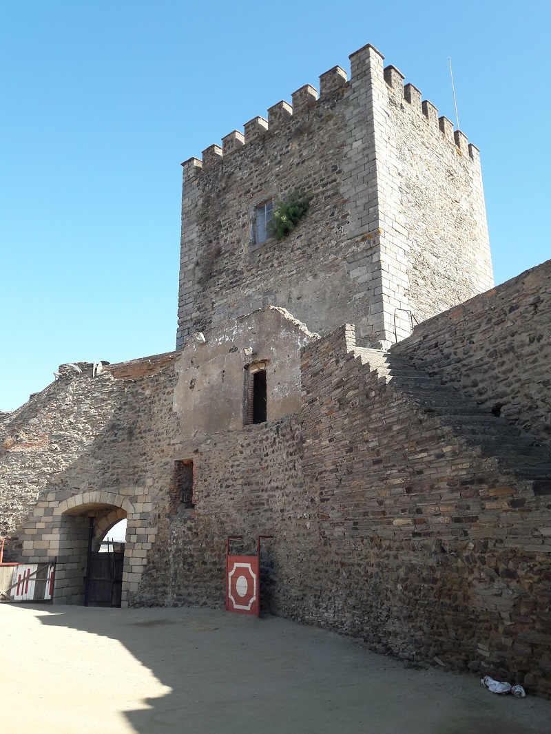 El Castillo, construido por orden del rey Dinis en el siglo XIV, es Monumento Nacional de Portugal