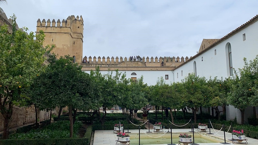 El conjunto del Alcázar de los Reyes Cristianos, declarado Bien de interés cultural desde el año 1931, es un recinto amurallado compuesto por cuatro murallas acabadas por cuatro torres