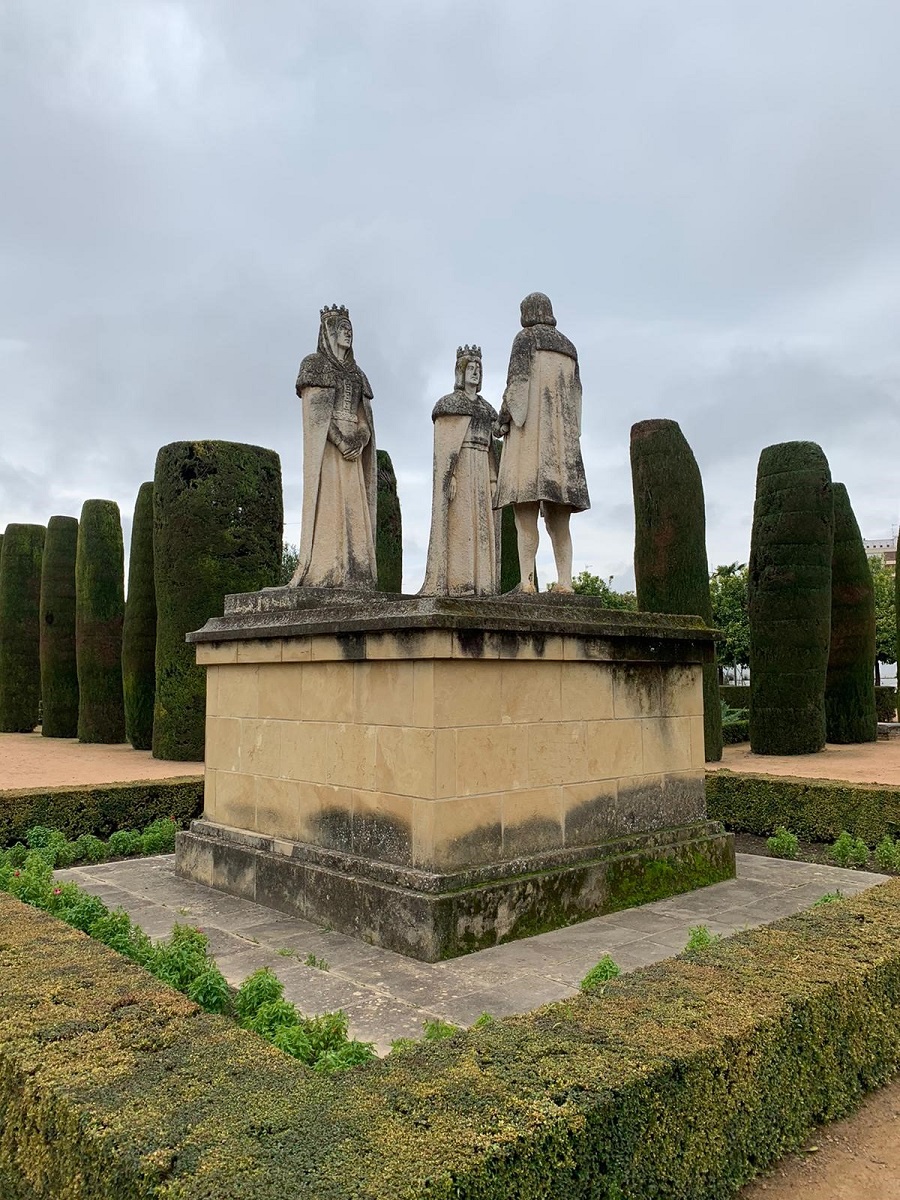 Estatua que rememora la reunión mantenida entre los Reyes Católicos con Cristóbal Colón