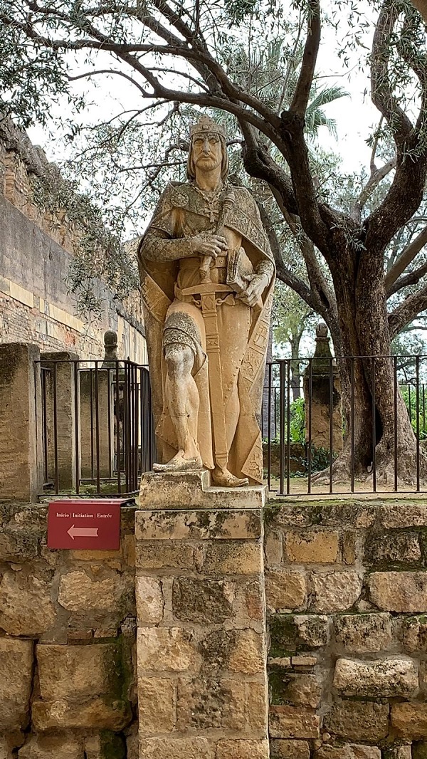 La escultura homenaje a Alfonso X que hoy en día nos da la bienvenida al Alcázar data de 1965 y es obra del genial escultor Juan Polo Velasco (1923-2017)