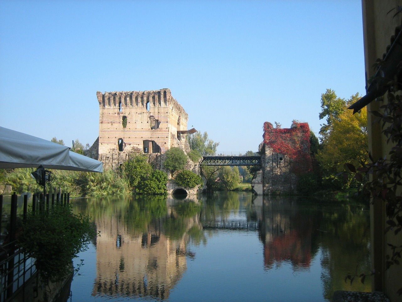 El impresionante Castello Visconteo con su torre característica y el museo arqueológico sito en las murallas del castillo