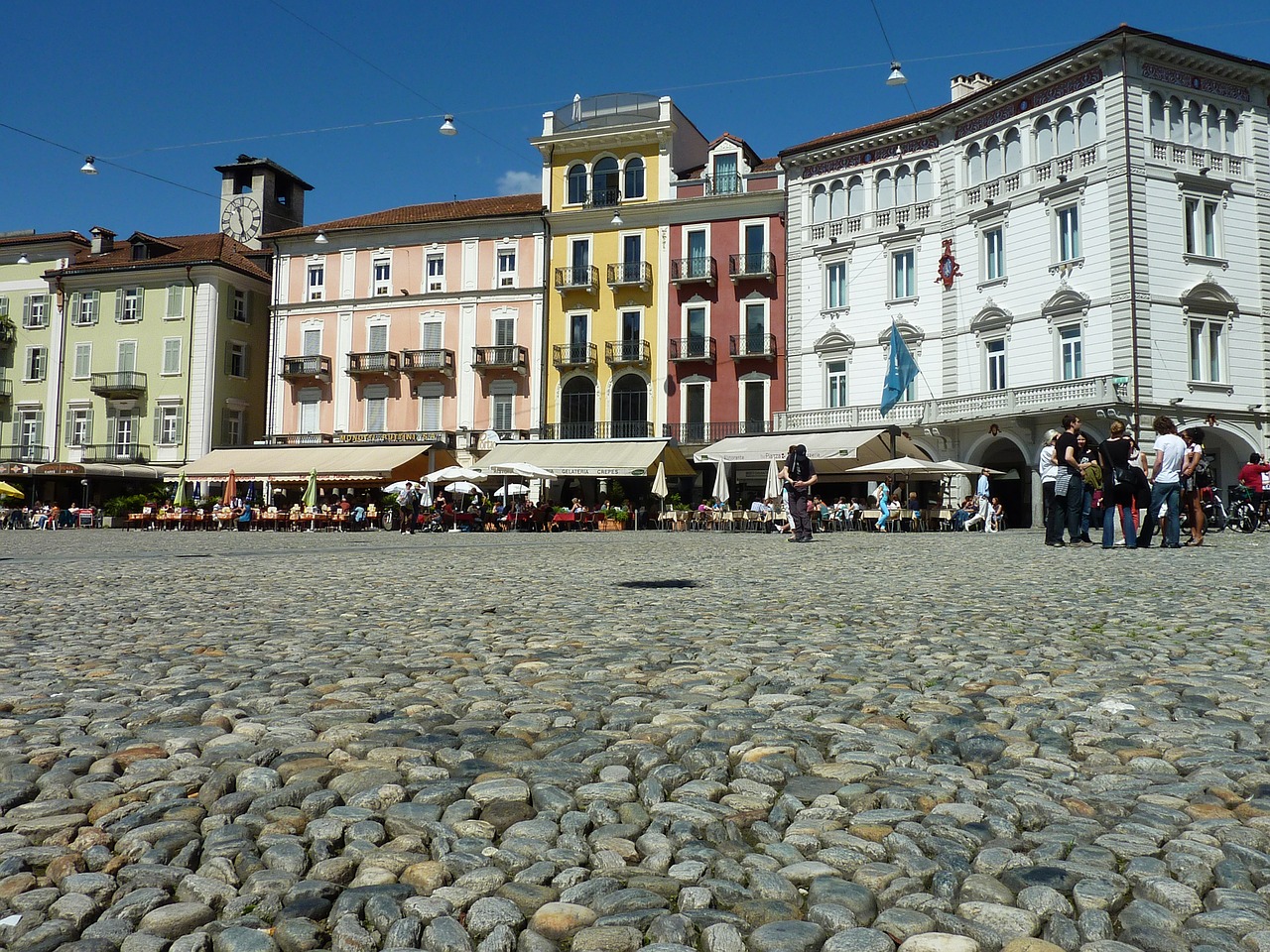 En verano, la gente se reúne por la noche en la Piazza Grande