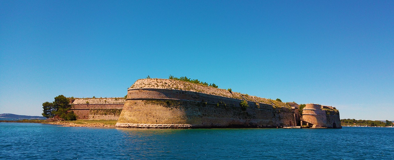 La fortaleza de Sbenik fue construida en el siglo IX y la ciudad fue mencionada por primera vez en el año 1066, en un donativo ofrecido por el rey croata Petar Krešimir