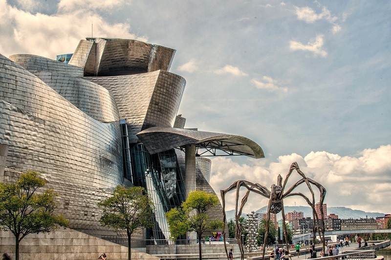 El famoso Museo Guggenheim Bilbao, inaugurado en 1997, símbolo del renacimiento de esta ciudad