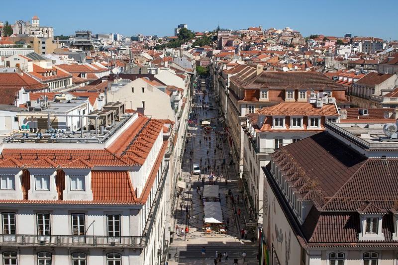 Lisboa cuenta con múltiples espacios de shopping: centros comerciales completos, outlets, pequeñas tiendas tradicionales, mercados, ferias…