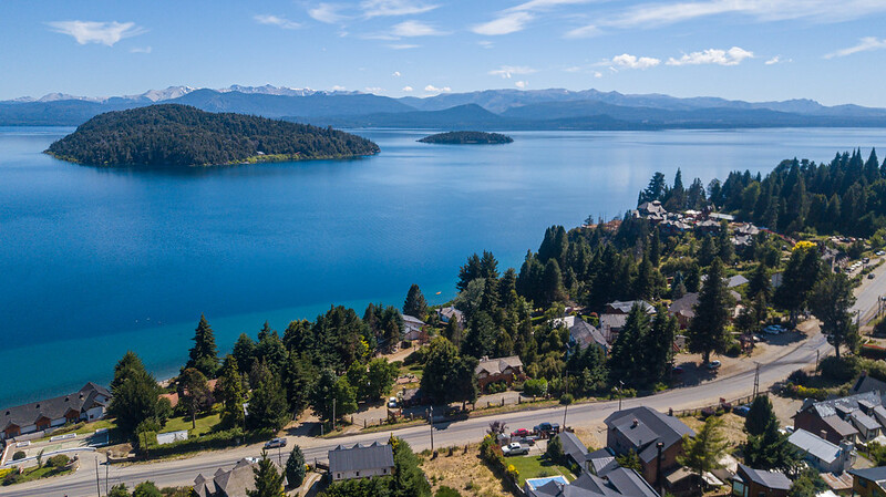 Sol y lagos en verano, colores impactantes en otoño, nieve en invierno y flores en primavera son los paisajes atractivos que convierten Bariloche, en una ciudad única