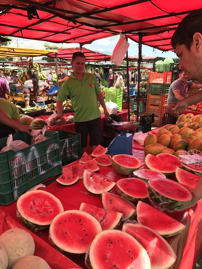 La gran mayoría de los ciudadanos costarricenses hacen sus compras semanales en uno de los muchos mercados de locales del país