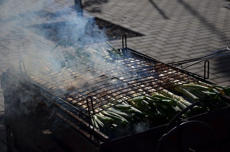 En torno a una enorme parrillada de calsots