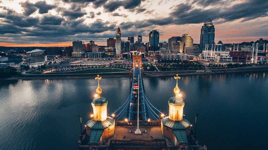 Vista del atardecer desde el puente Roebling, en Cincinnati (Visit Cincy)