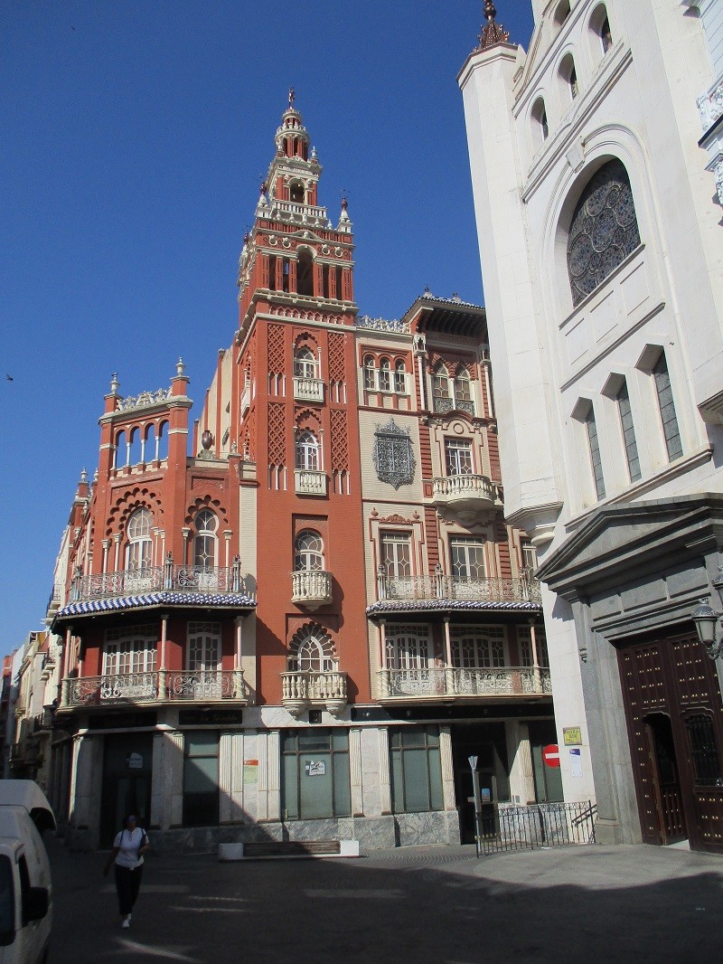 La Giralda, una réplica de la andaluza construida entre 1923 y 1933 en estilo regionalista e historicista mudéjar