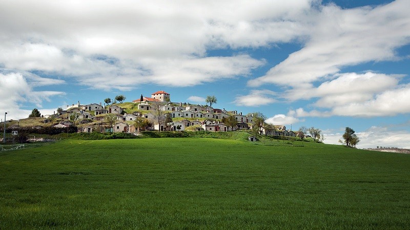 Moradillo de Roa, la "aldea hobbit" con tantos habitantes como bodegas