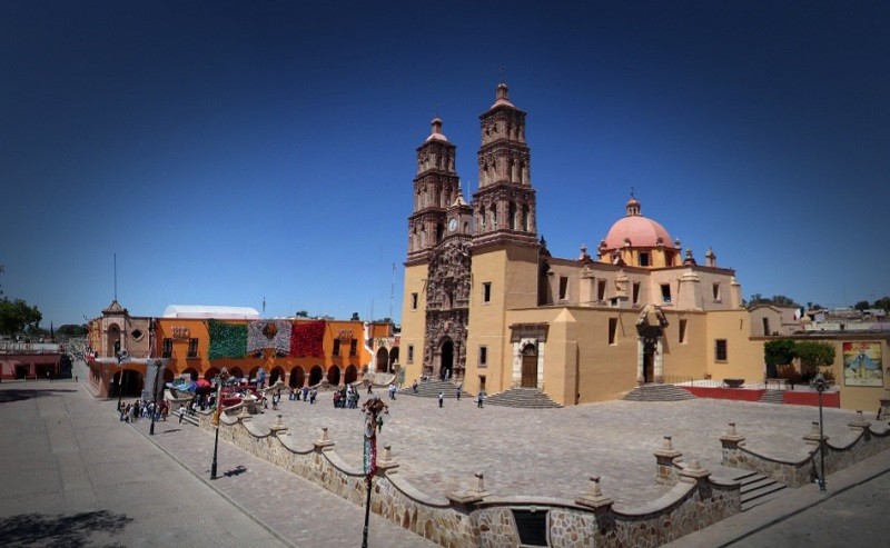 La Parroquia de Nuestra Señora de los Dolores es una parroquia católica ubicada en la ciudad mexicana de Dolores Hidalgo en el estado de Guanajuato