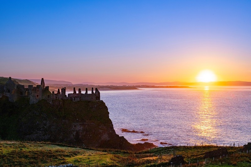 Atardecer junto a las ruinas del castillo de Dunluce, uno de los escenarios de Juego de Tronos