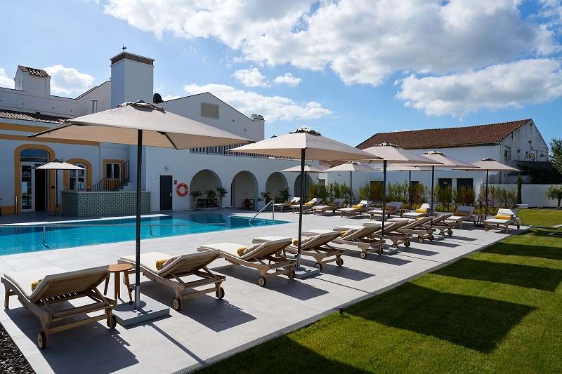 Zona de piscina y terraza
