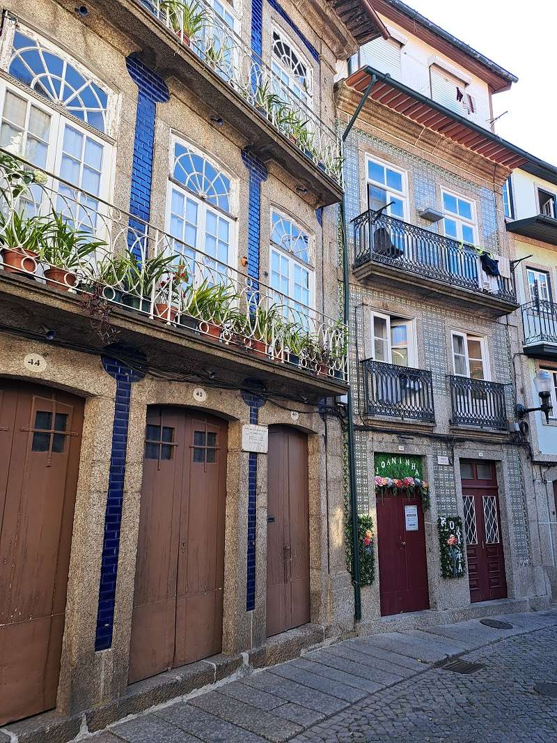 Guimarães se presenta como un destino imprescindible para cualquier viajero que desee descubrir el alma de Portugal