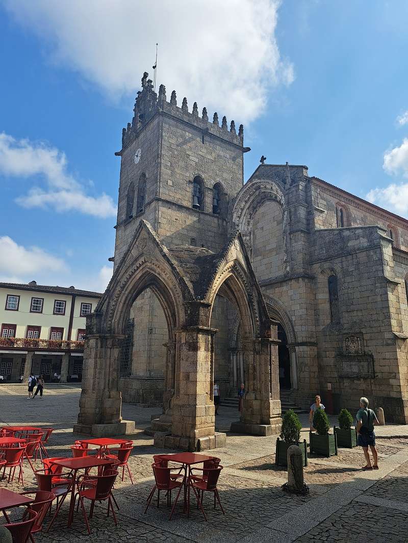 La Igreja de Nossa Senhora da Oliveira y el llamativo Padrão do Salado
