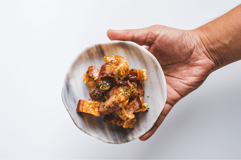 Torreznos con yuzu-miso de Pelican