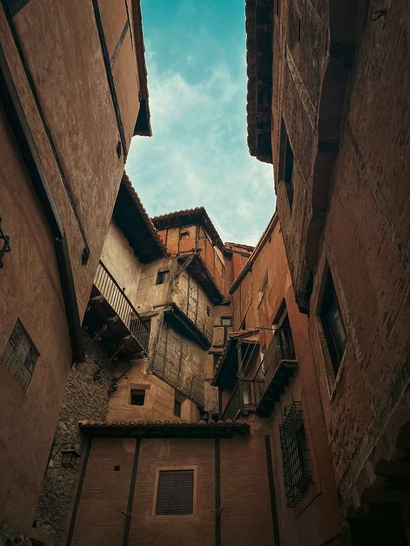 Calles empedradas de Albarracín con casas colgantes