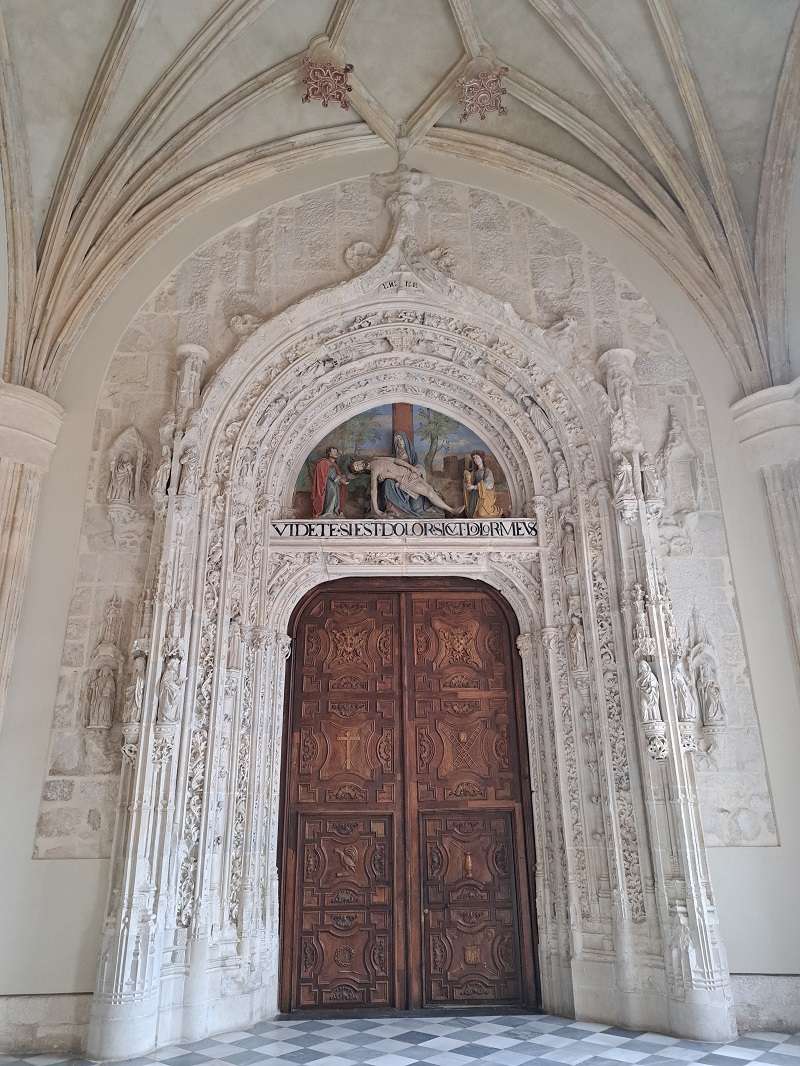 La puerta principal de la iglesia del Monasterio de El Paular es una joya arquitectónica