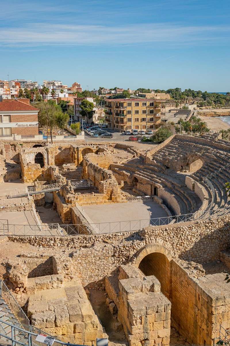 Anfiteatro Romano de Tarragona (también conocido como Anfiteatro de Tarraco), un importante sitio arqueológico situado cerca de la costa en Tarragona