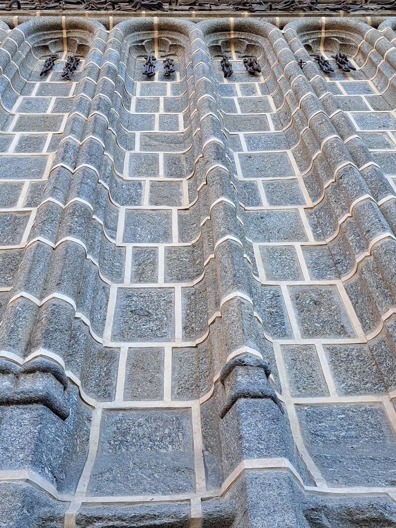 Las cadenas de los muros