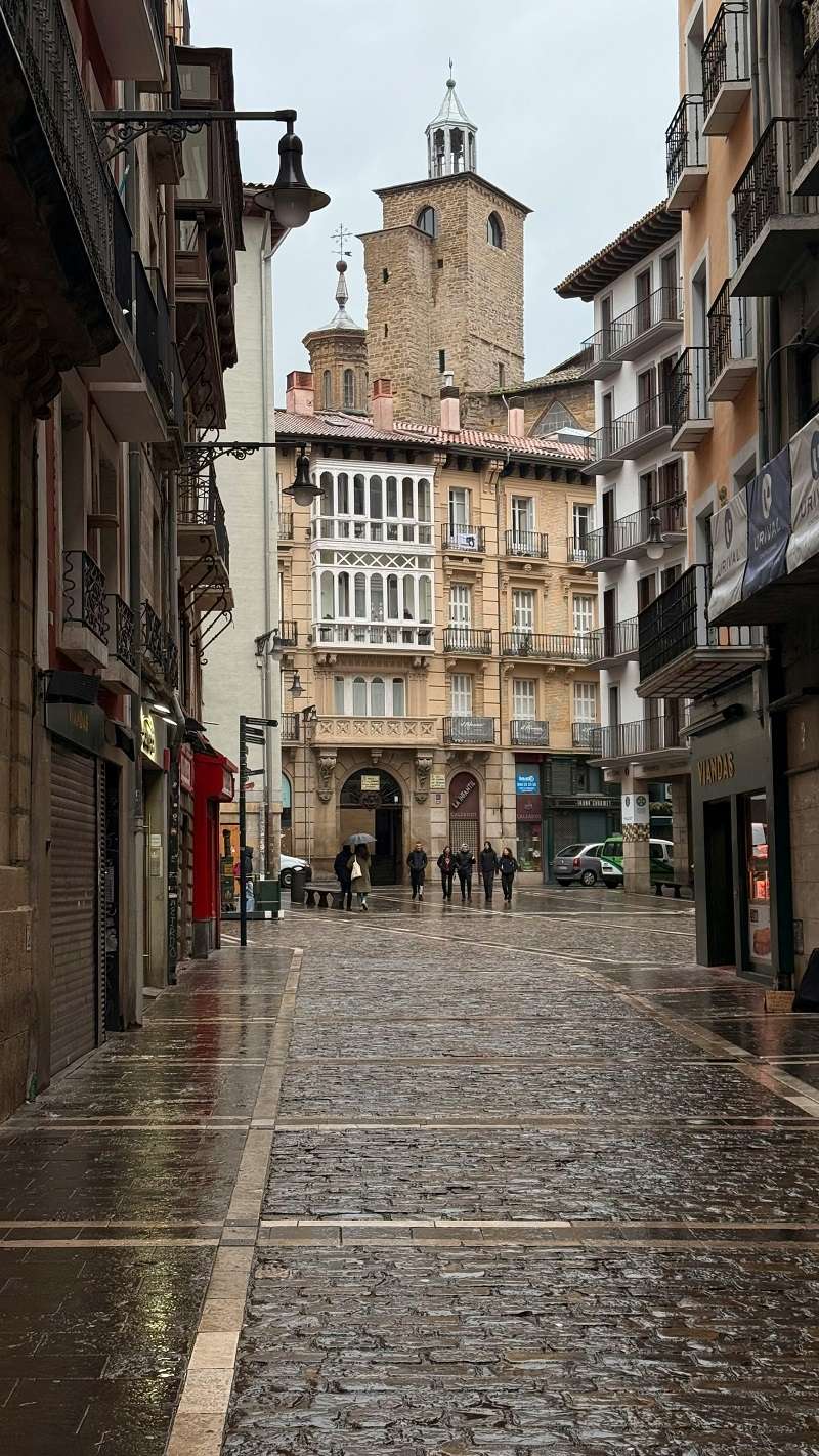 Calle en Pamplona con la torre de la Iglesia de San Cernin (o San Saturnino) visible al fondo