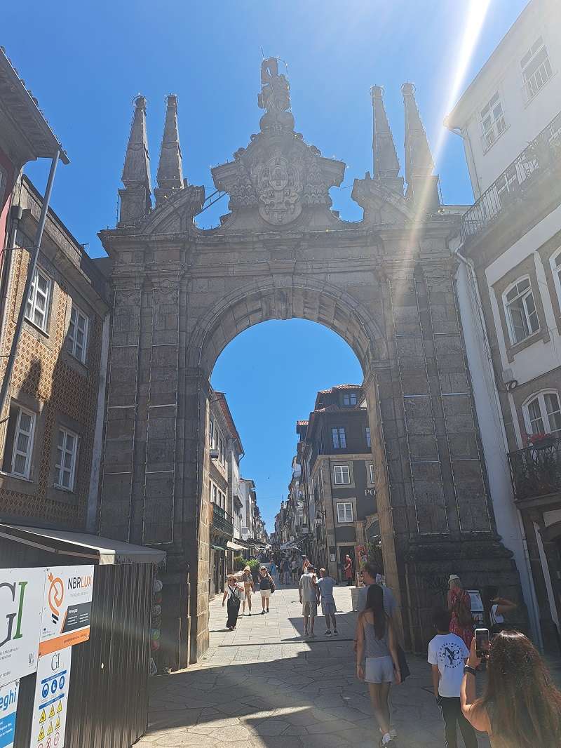 El Arco da Porta Nova (Arco de la Puerta Nueva), un emblemático arco ceremonial e histórico situado en el centro de Braga