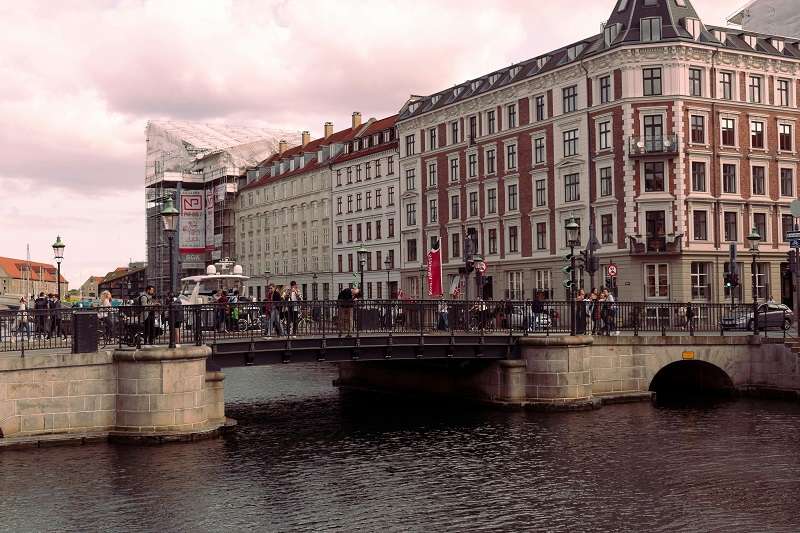 El icónico paseo marítimo y canal de Nyhavn en Copenhague, Dinamarca