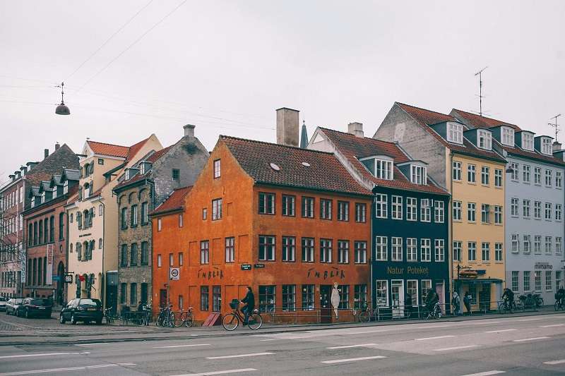 Fila de edificios de colores vibrantes en el barrio de Christianshavn en Copenhague