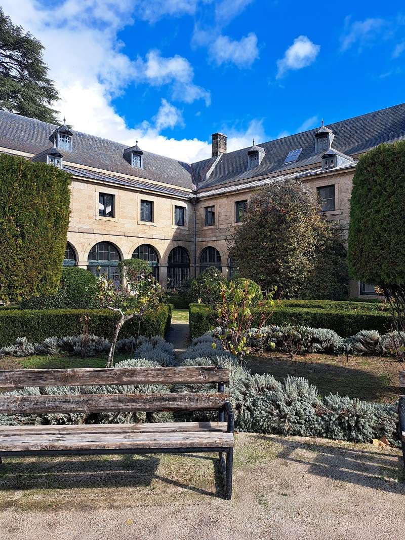 El edificio principal de la Compaña tiene planta cuadrada con un patio interior de idéntica geometría