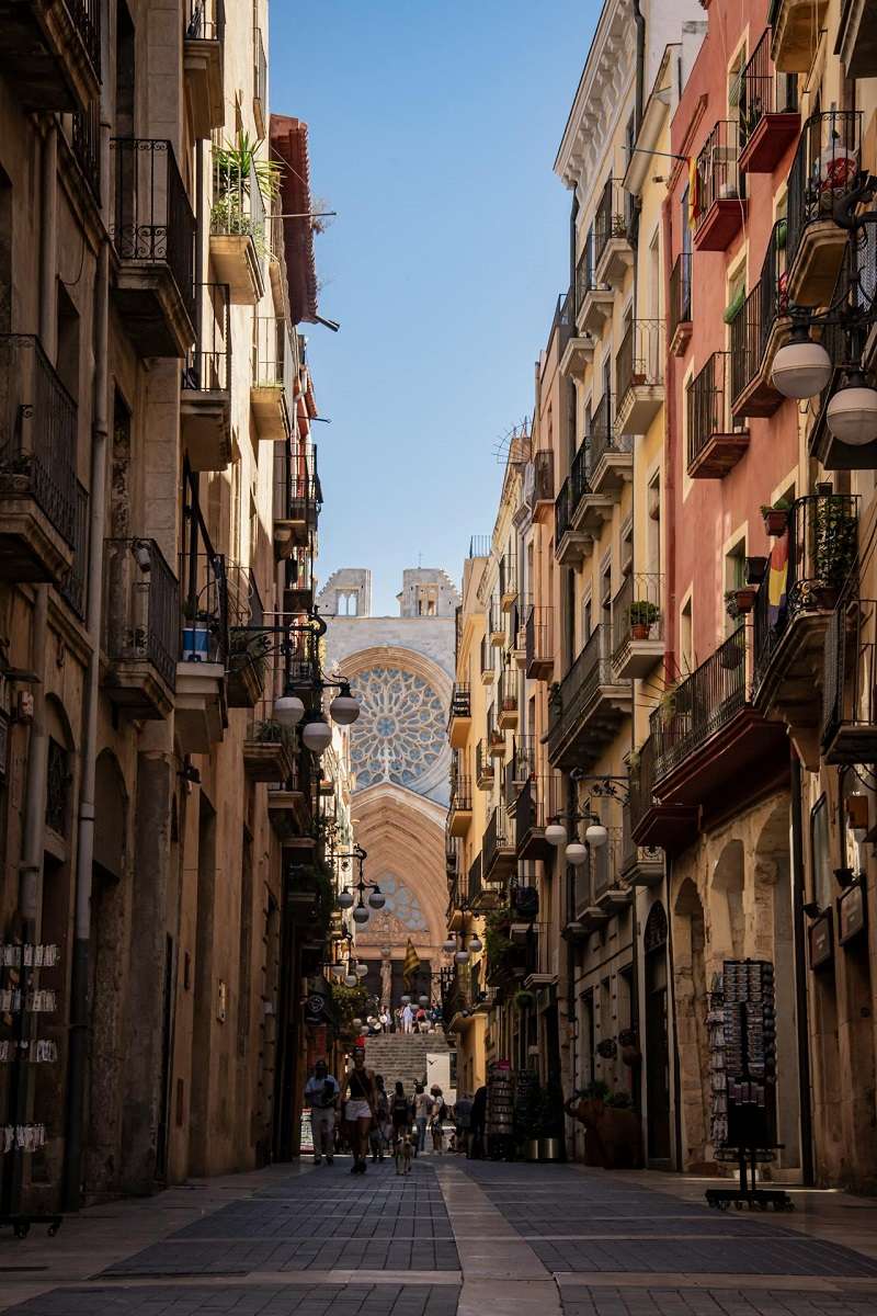 La Catedral de Tarragona está ubicada al final de la calle Mayor (Carrer Major) en el casco antiguo de la ciudad