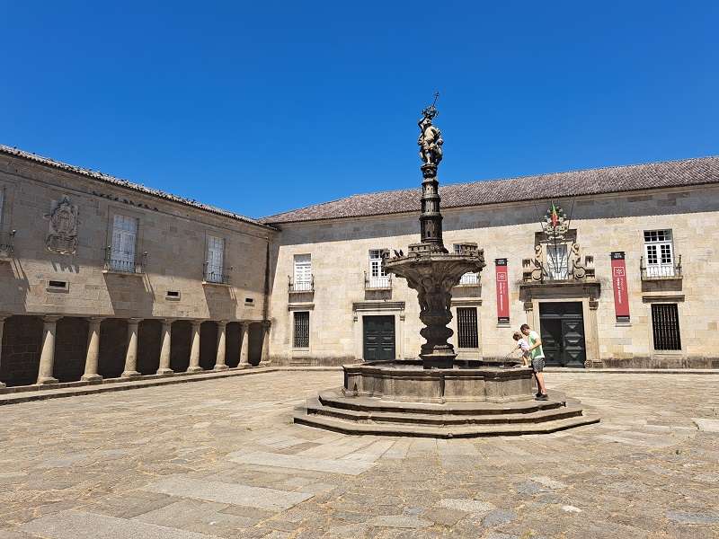 Largo do Paço (Plaza del Palacio) con la famosa Fonte dos Castelos (Fuente de los Castillos)