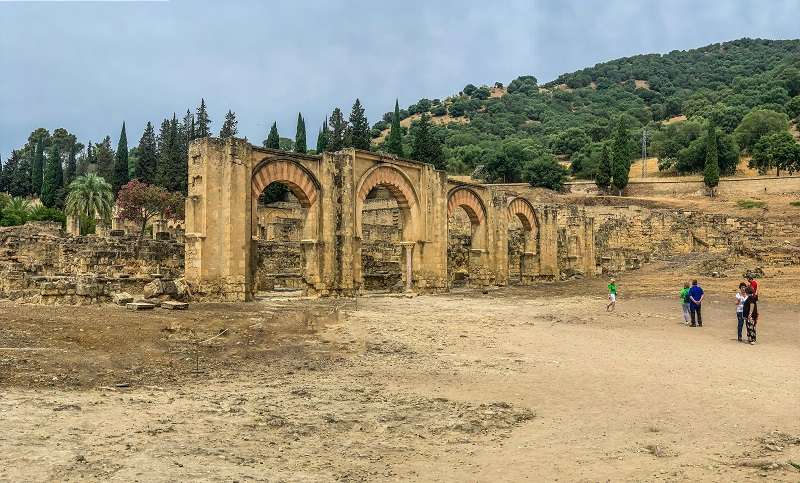 Medina Azahara (Madīnat al-Zāhira, que significa la ciudad floreciente), un impresionante conjunto arqueológico situado a unos 8 kilómetros al oeste de Córdoba