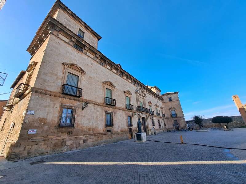 Palacio de los Hurtado de Mendoza, también conocido como Palacio del Conde de Altamira