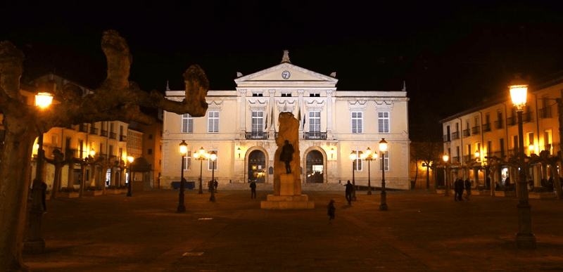 La Plaza Mayor, corazón social de la ciudad, concentra la vida cotidiana y los eventos culturales