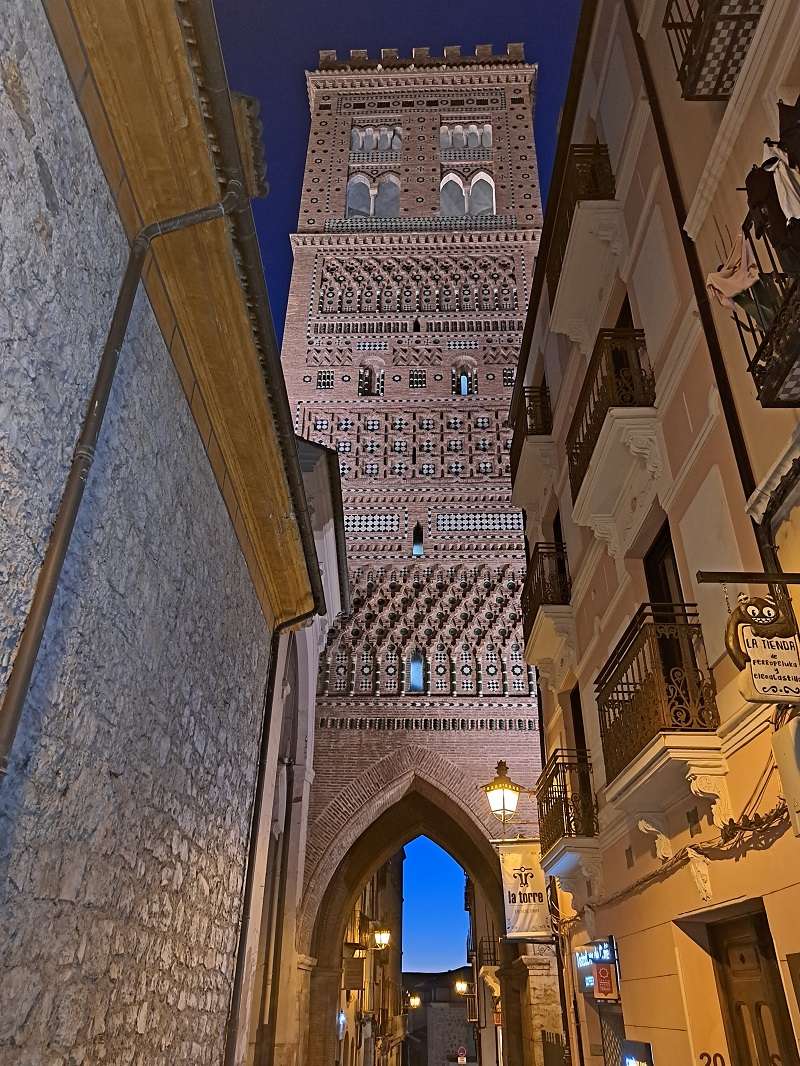 Preciosa imagen nocturna de la Torre de El Salvador