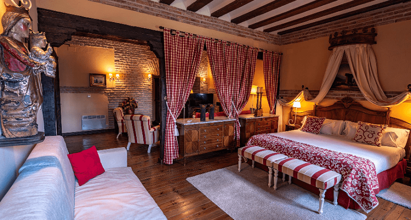 Las habitaciones combinan confort contemporáneo con elementos históricos