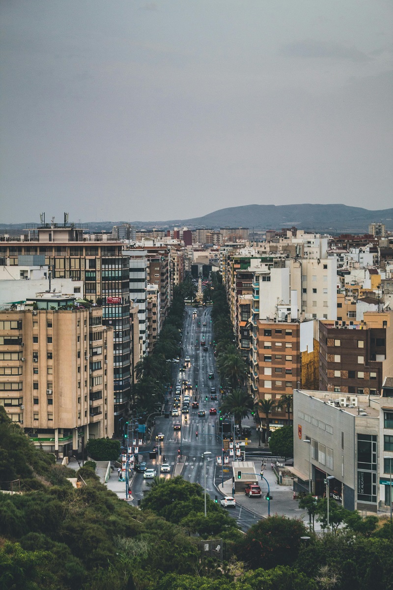Avenida de la Estación en Alicante, España, vista desde la colina del Castillo de Santa Bárbara