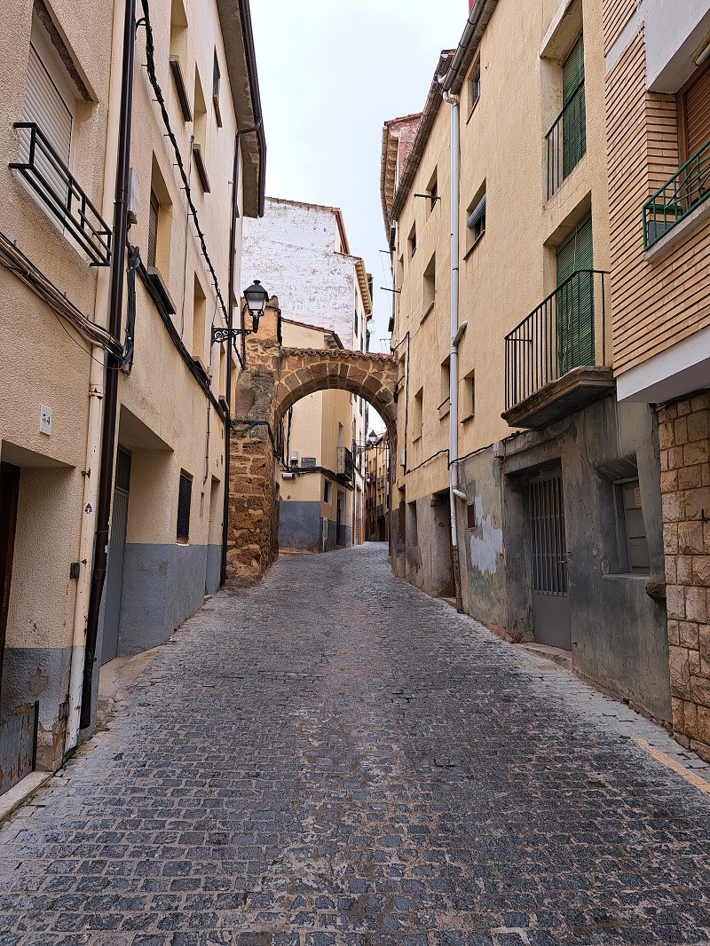 Calle en Ágreda, un municipio español conocido como la Villa de las Tres Culturas debido a la convivencia histórica de cristianos, judíos y musulmanes