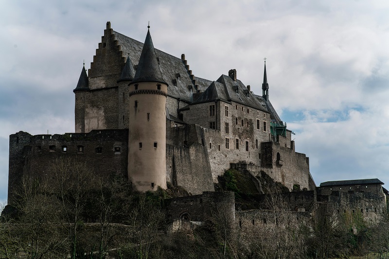 Castillo de Vianden (Vianden Castle en inglés y Castillo de Vianden en español), ubicado en el norte de Luxemburgo