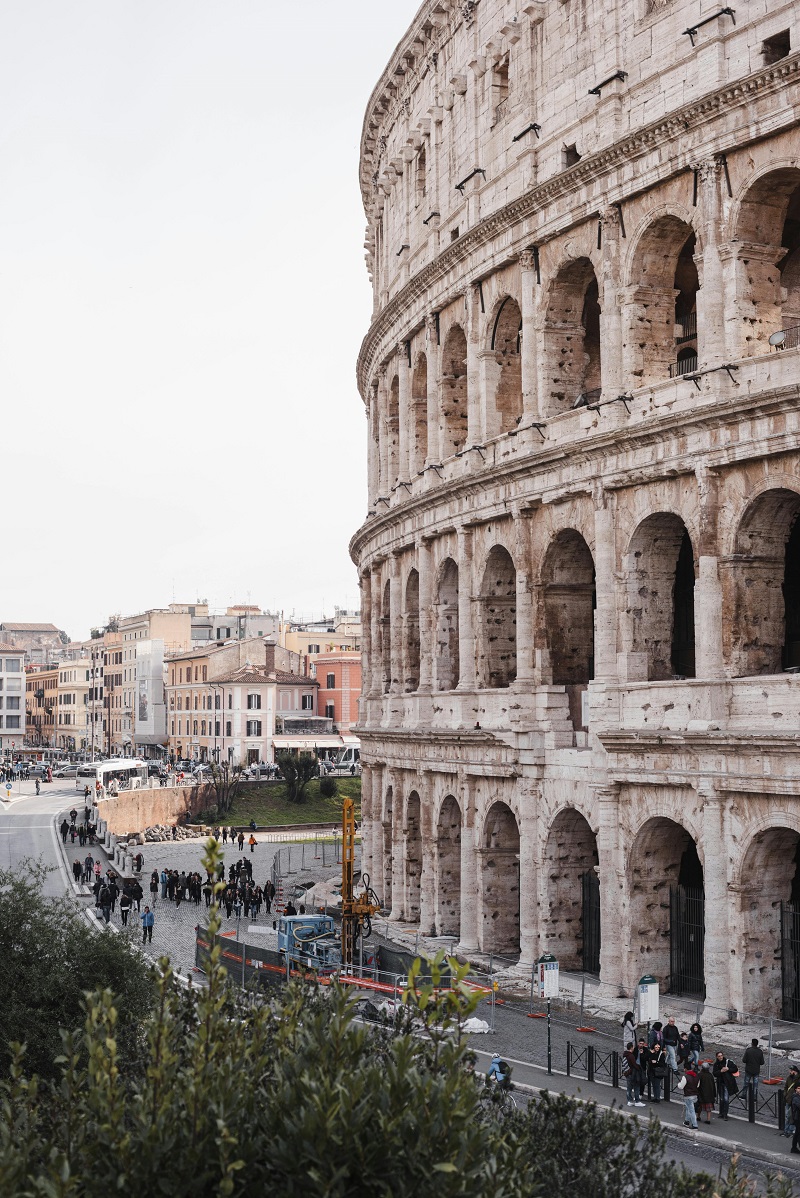 Coliseo (también conocido como el Anfiteatro Flavio), un símbolo icónico de la antigua Roma ubicado en la capital italiana.