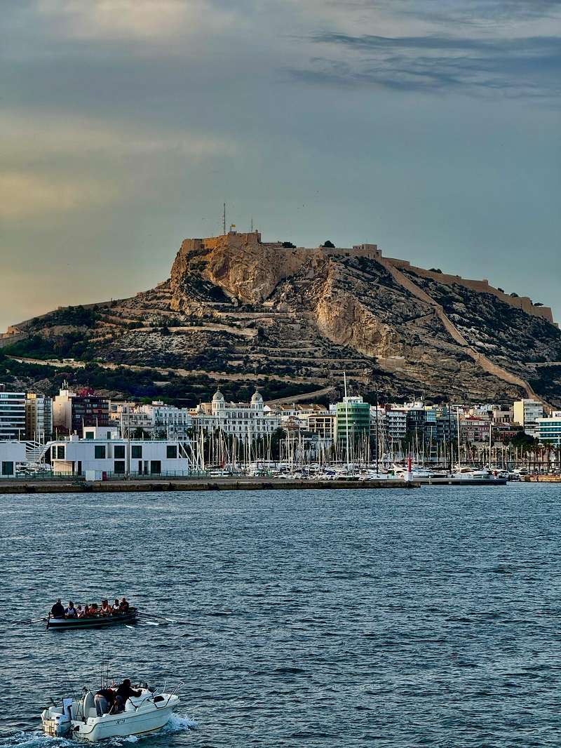 El Castillo de Santa Bárbara es un monumento emblemático situado en el Monte Benacantil, en Alicante