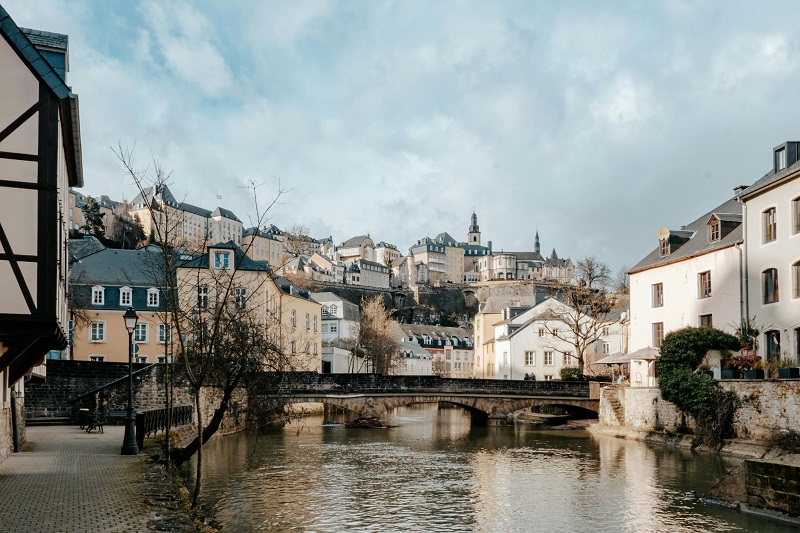 El río Alzette en la Ciudad de Luxemburgo, la capital del Gran Ducado de Luxemburgo