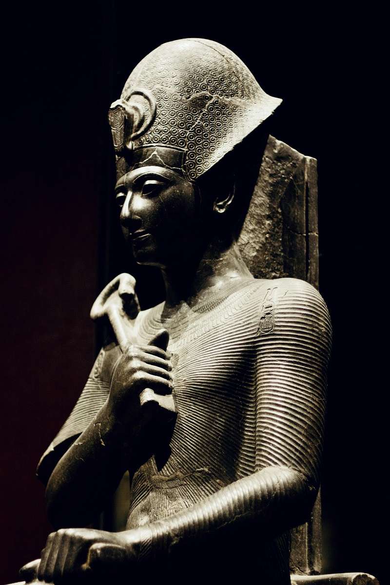 Estatua de basalto negro del faraón egipcio Ramesses II que se exhibe en el Museo Egipcio de Turín