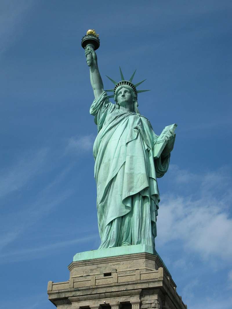Estatua de la Libertad, un monumento icónico ubicado en Liberty Island