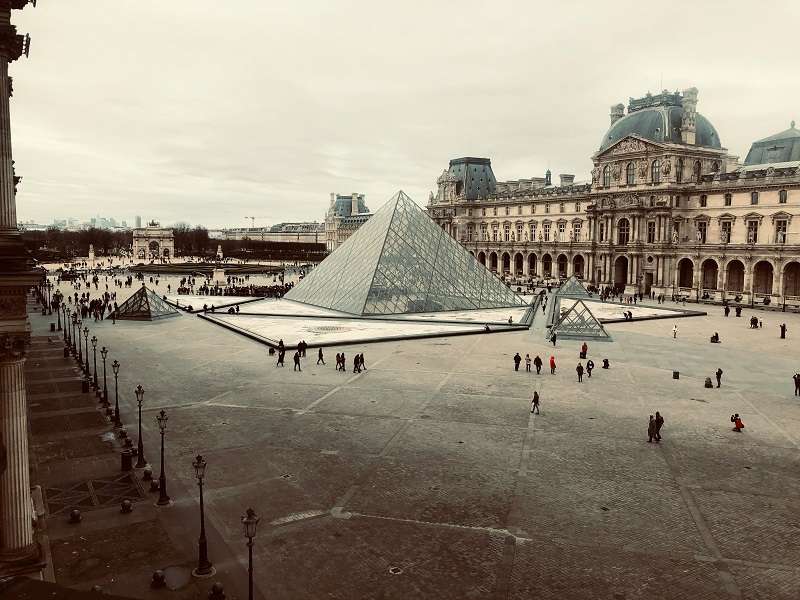 Exterior del Museo del Louvre en París, Francia, con su icónica pirámide de cristal