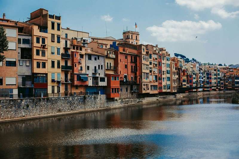 Las coloridas casas a lo largo del río Onyar en el casco antiguo de Girona