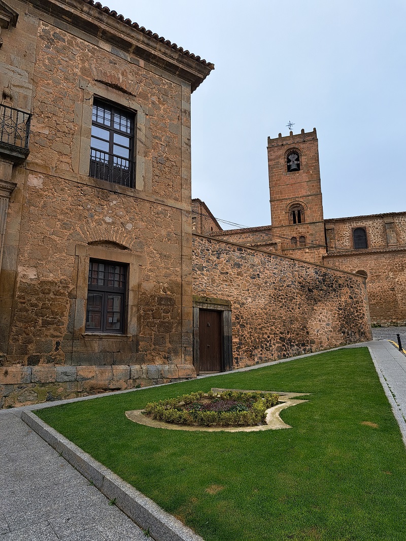 Palacio de los Castejones en Ágreda, Soria, España, con la torre de la Iglesia de San Miguel visible al fondo